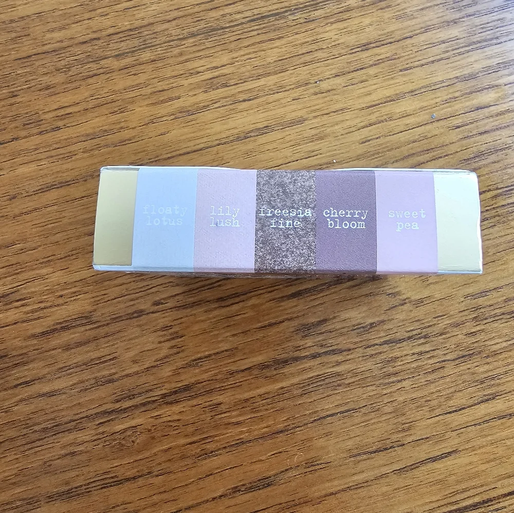 **New in Box** Stila Pocket Play Shadow Pallet Pretty Petal Metallic
